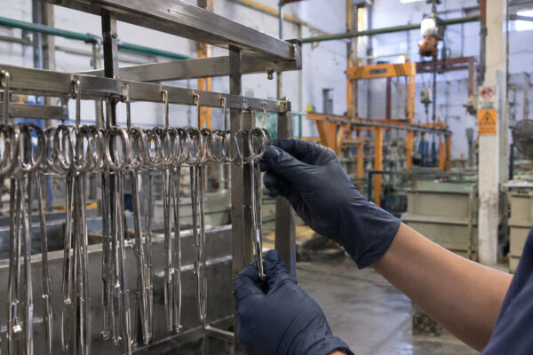 Inspección de instrumentos quirúrgicos en fábrica Inspección de instrumentos quirúrgicos en fábrica